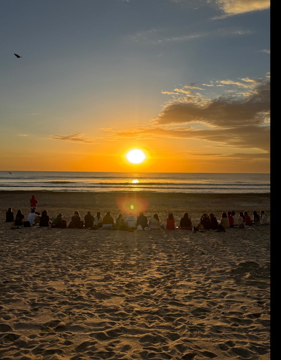Atardecer en la playa durante el retiro